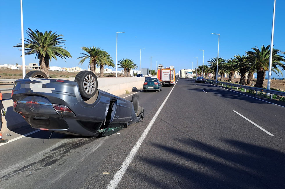 Vuelca Un Autom Vil En La Entrada A Arrecife Por La Carretera Lz